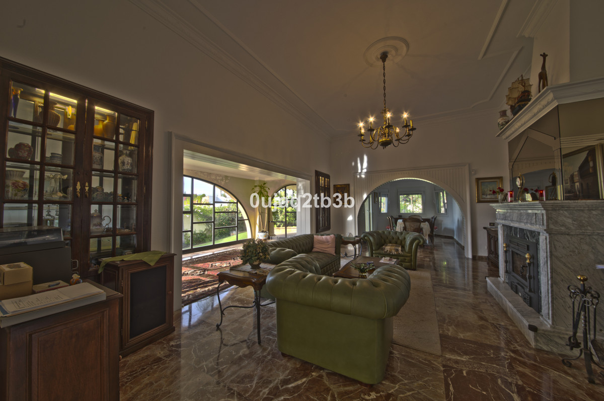 Casa de 5 Dormitorios y 4 Baños en venta en Nueva Milla de Oro, Estepona