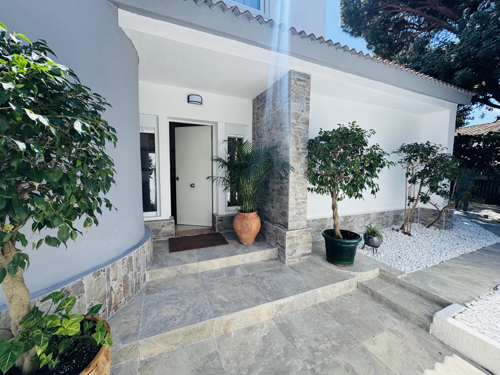 Casa de 4 Dormitorios y 3 Baños en alquiler vacacional en Marbesa, Marbella