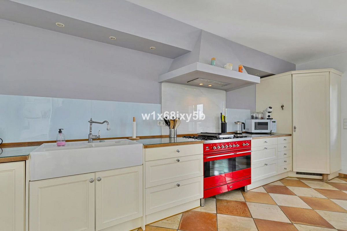 Casa de 5 Dormitorios y 4 Baños en venta en San Pedro de Alcántara