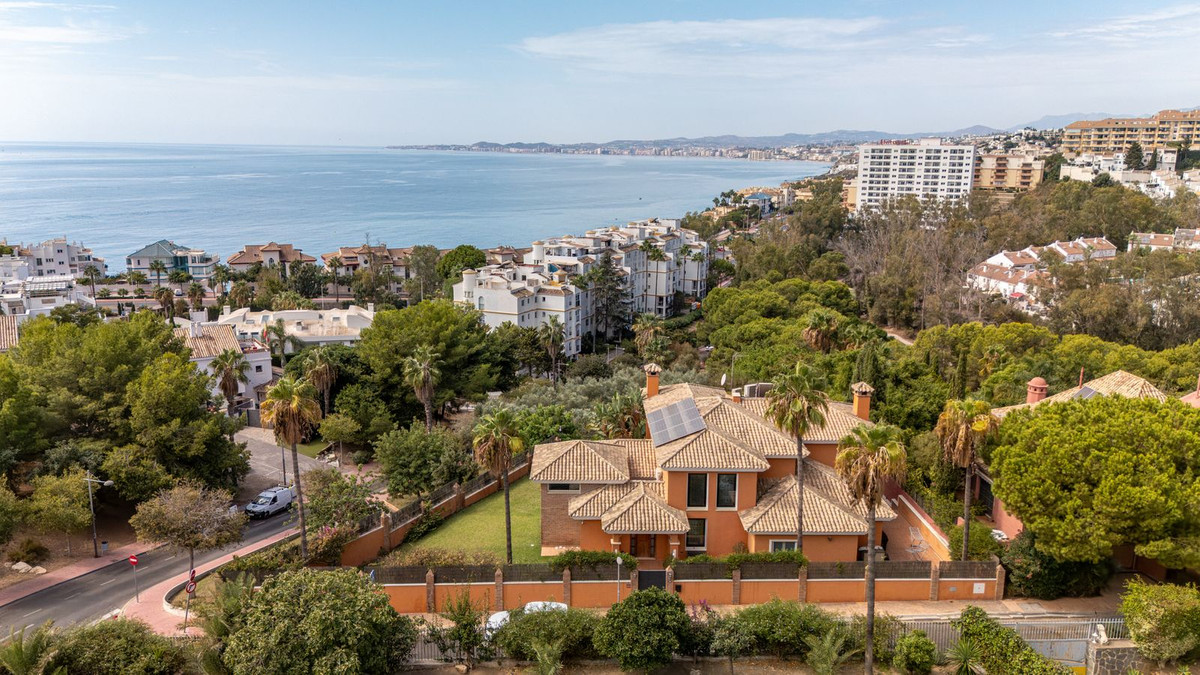 Casa de 6 Dormitorios en venta en Benalmádena Costa