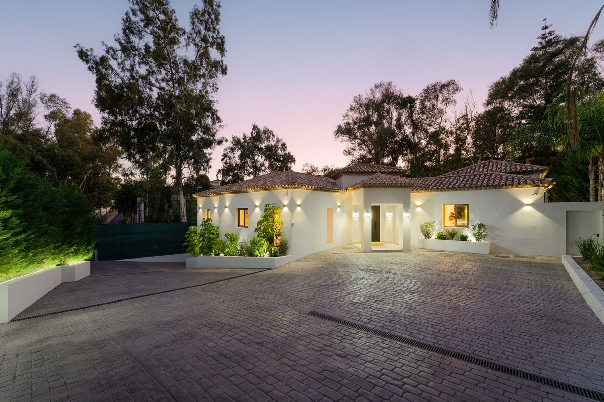 Casa de 5 Dormitorios y 5 Baños en venta en Nueva Andalucía, Marbella