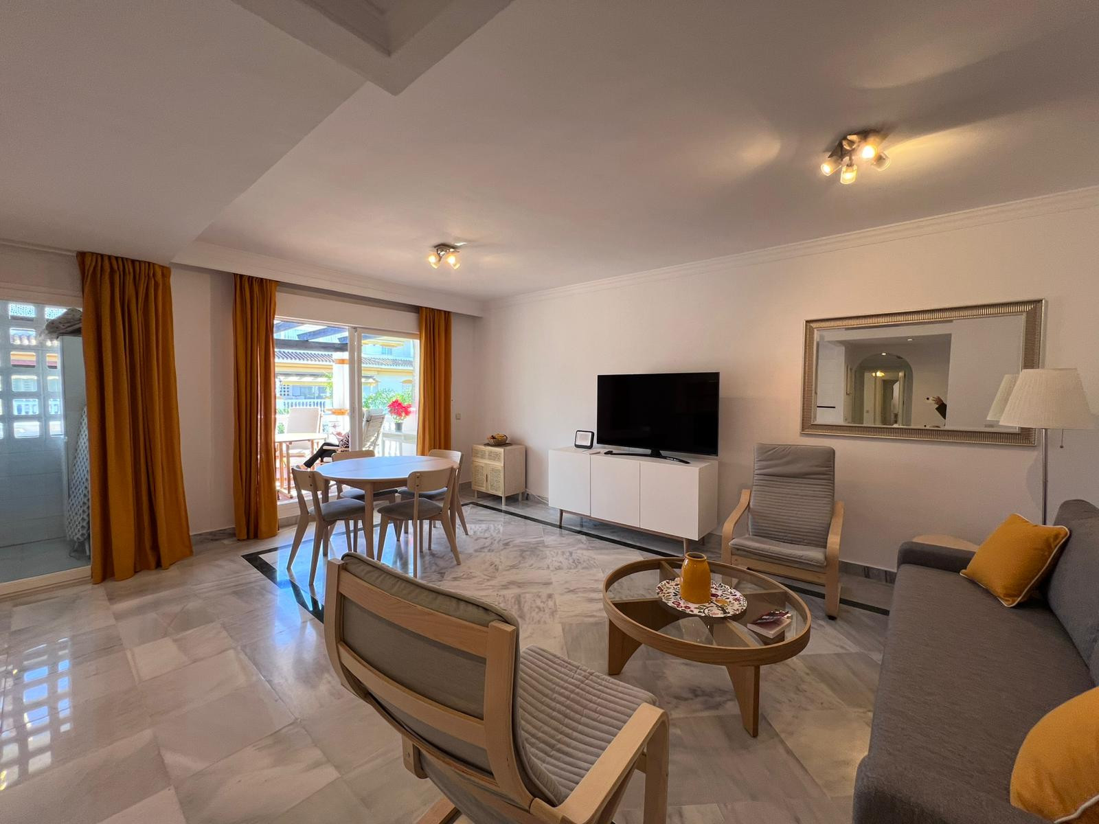 Piso de 2 Dormitorios y 2 Baños en alquiler en Nueva Andalucía, Marbella