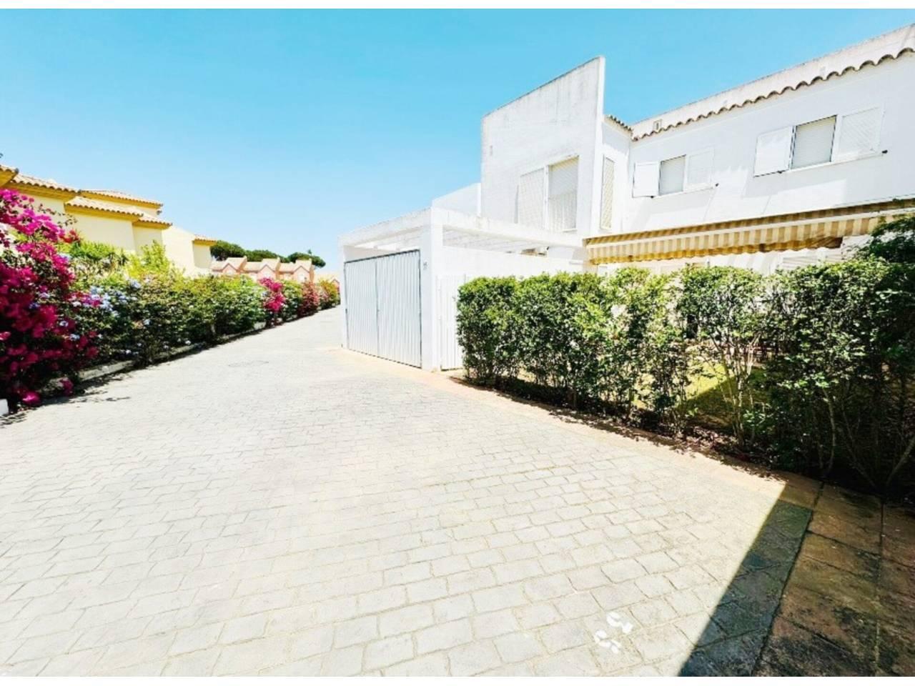 Casa Adosada de 4 Dormitorios y 2 Baños en alquiler vacacional en Chiclana de la Frontera