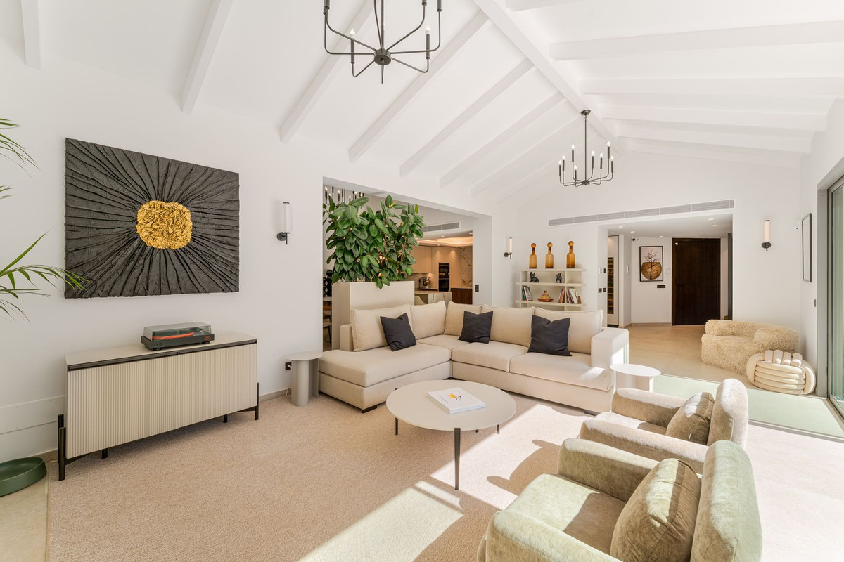 Casa de 5 Dormitorios y 5 Baños en venta en Nueva Andalucía, Marbella