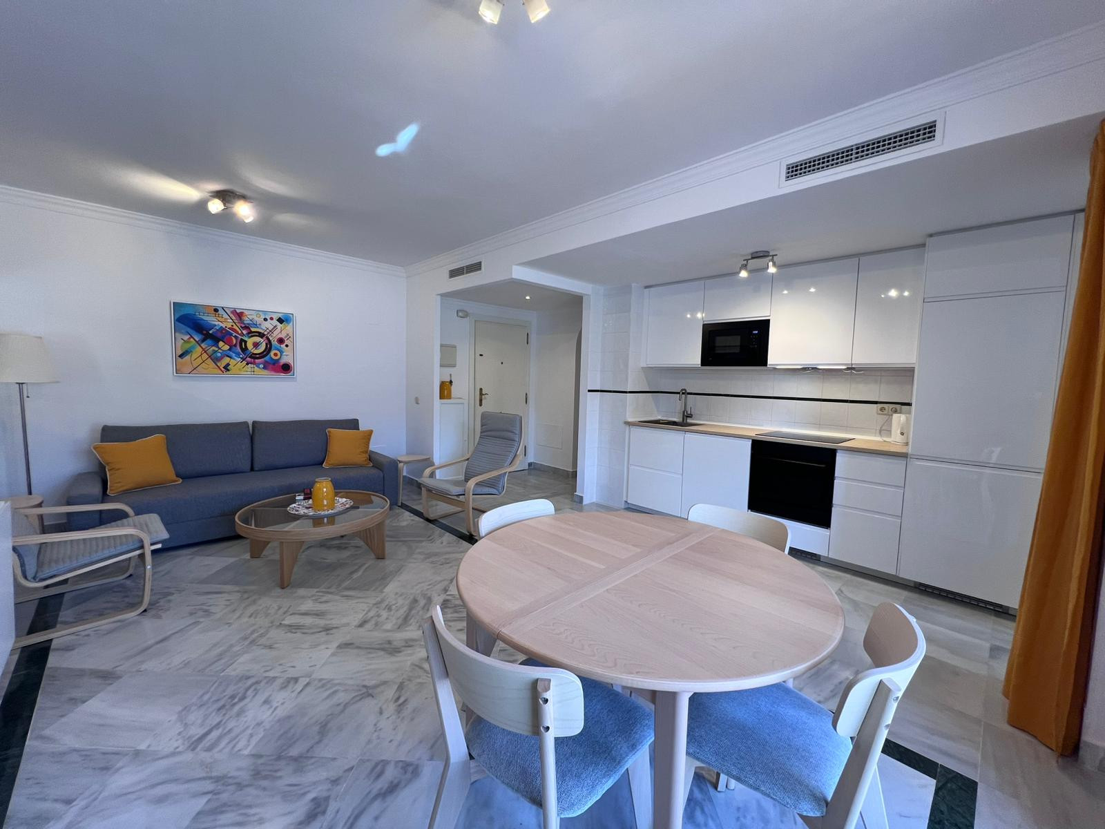 Piso de 2 Dormitorios y 2 Baños en alquiler en Nueva Andalucía, Marbella