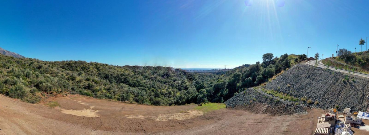 Plot for Sale in La Quinta, Benahavis