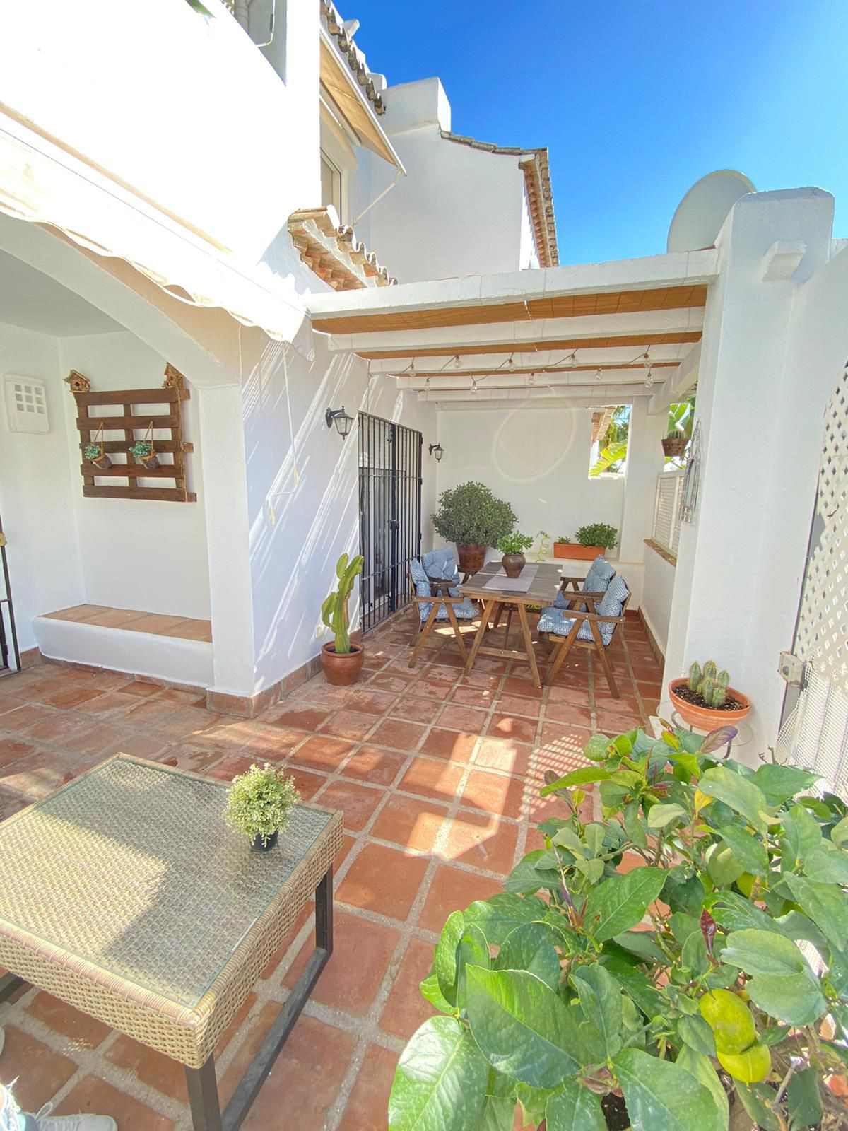 Piso de 2 Dormitorios y 2 Baños en alquiler en Nagüeles, Marbella
