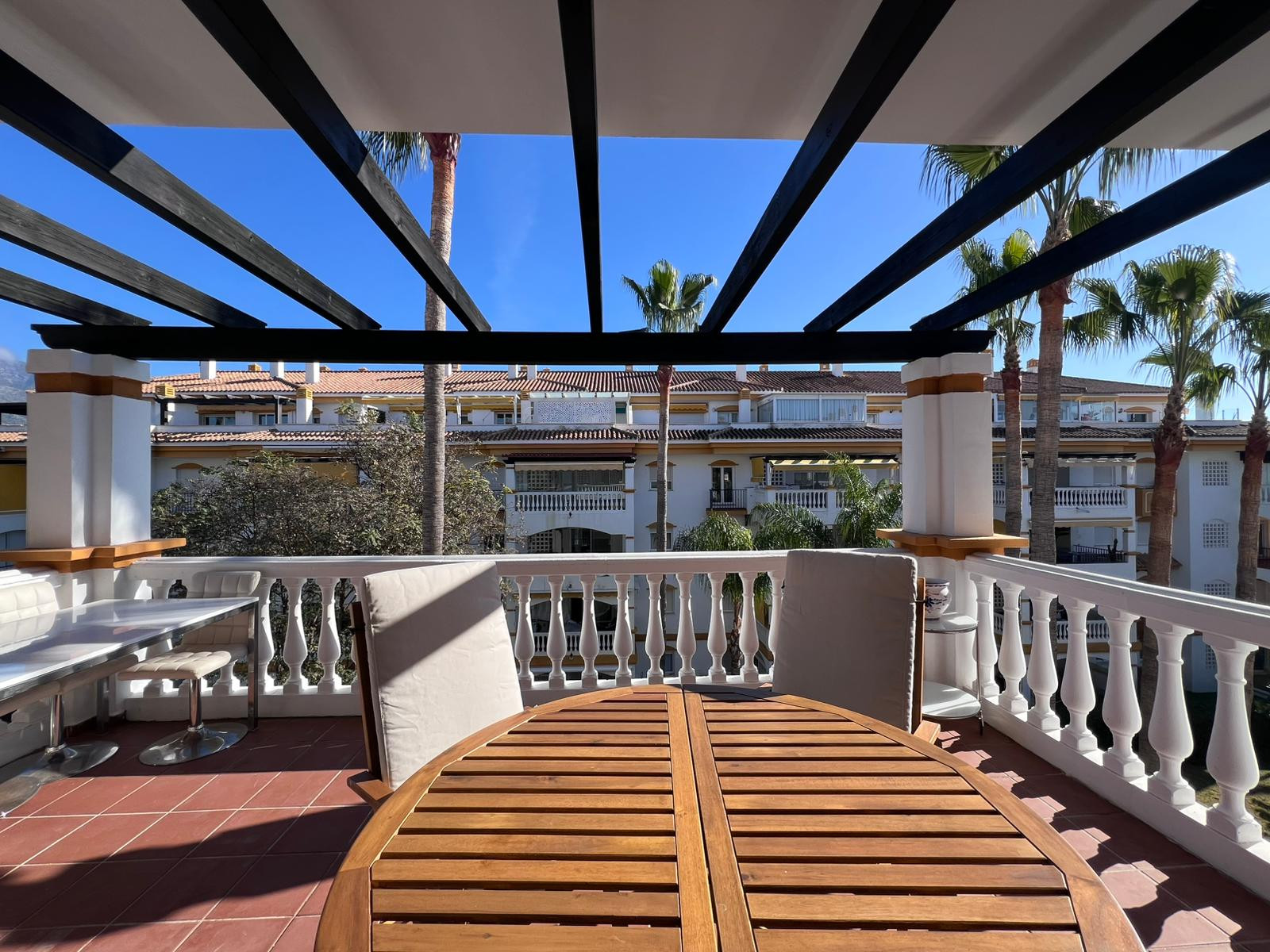 Piso de 2 Dormitorios y 2 Baños en alquiler en Nueva Andalucía, Marbella