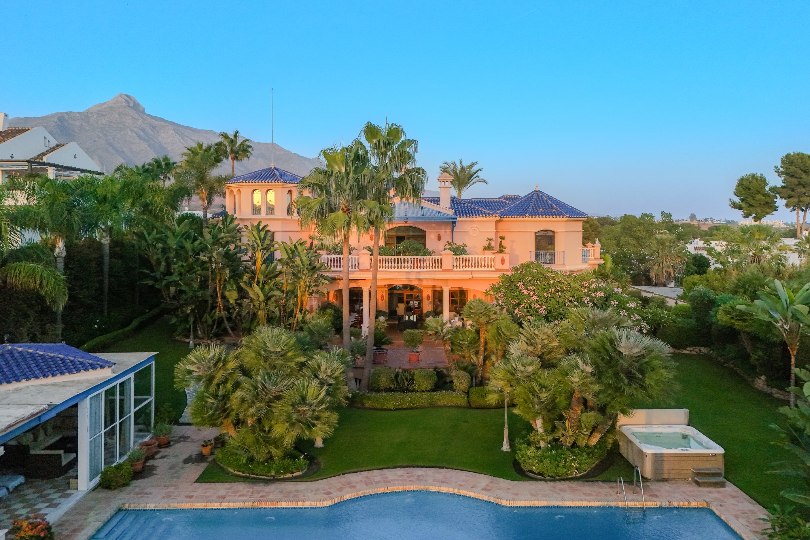 6 спални, 7 бани - Вила за продажба в Nueva Andalucia, Marbella