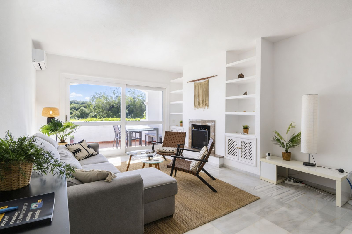 2 спални - Апартамент за продажба в Los Arqueros, Benahavis