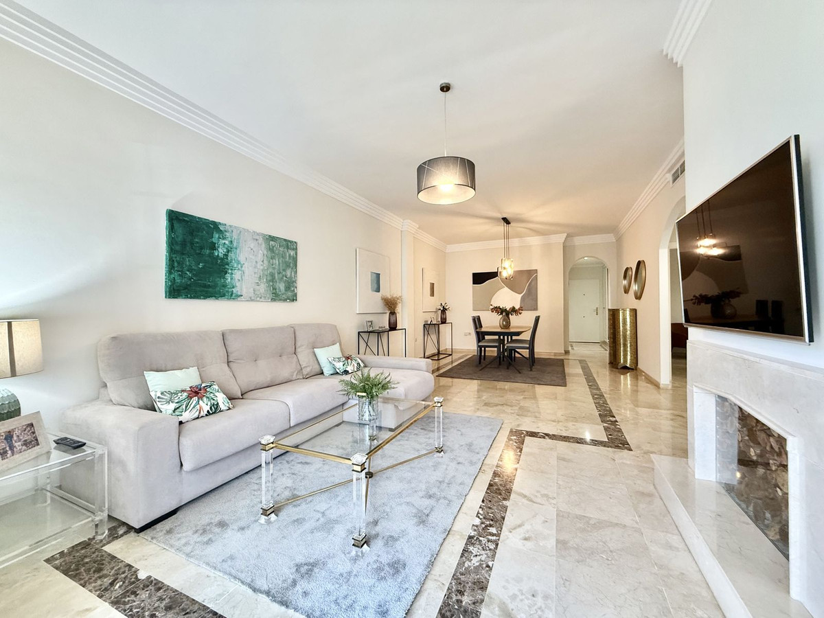Piso de 2 Dormitorios y 2 Baños en venta en Nueva Andalucía, Marbella