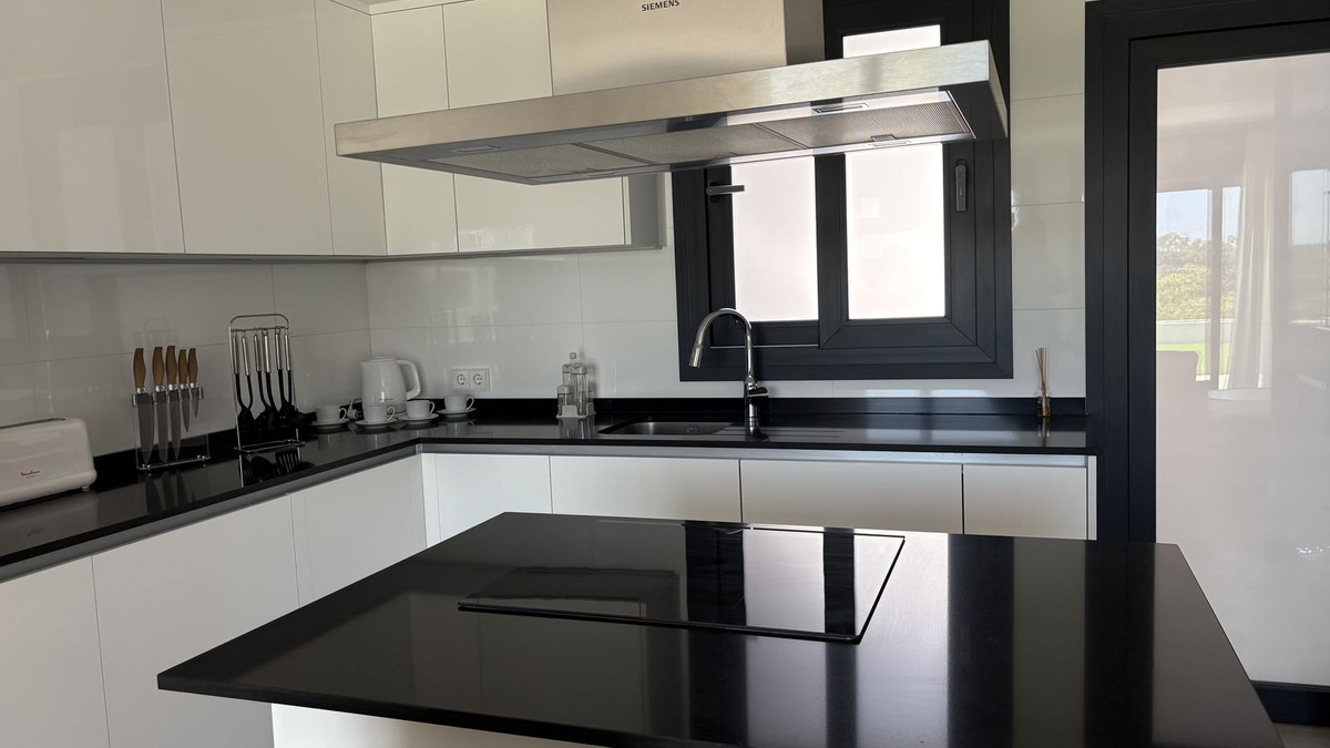 Piso de 3 Dormitorios y 2 Baños en alquiler en Atalaya, Estepona