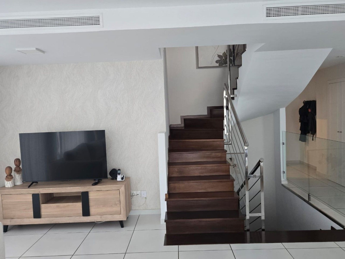 Casa de 4 Dormitorios y 4 Baños en alquiler en Benalmádena