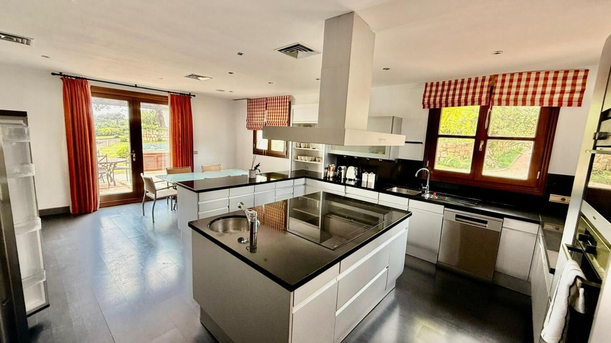5 спални, 4 бани - Вила за продажба в La Zagaleta, Benahavis