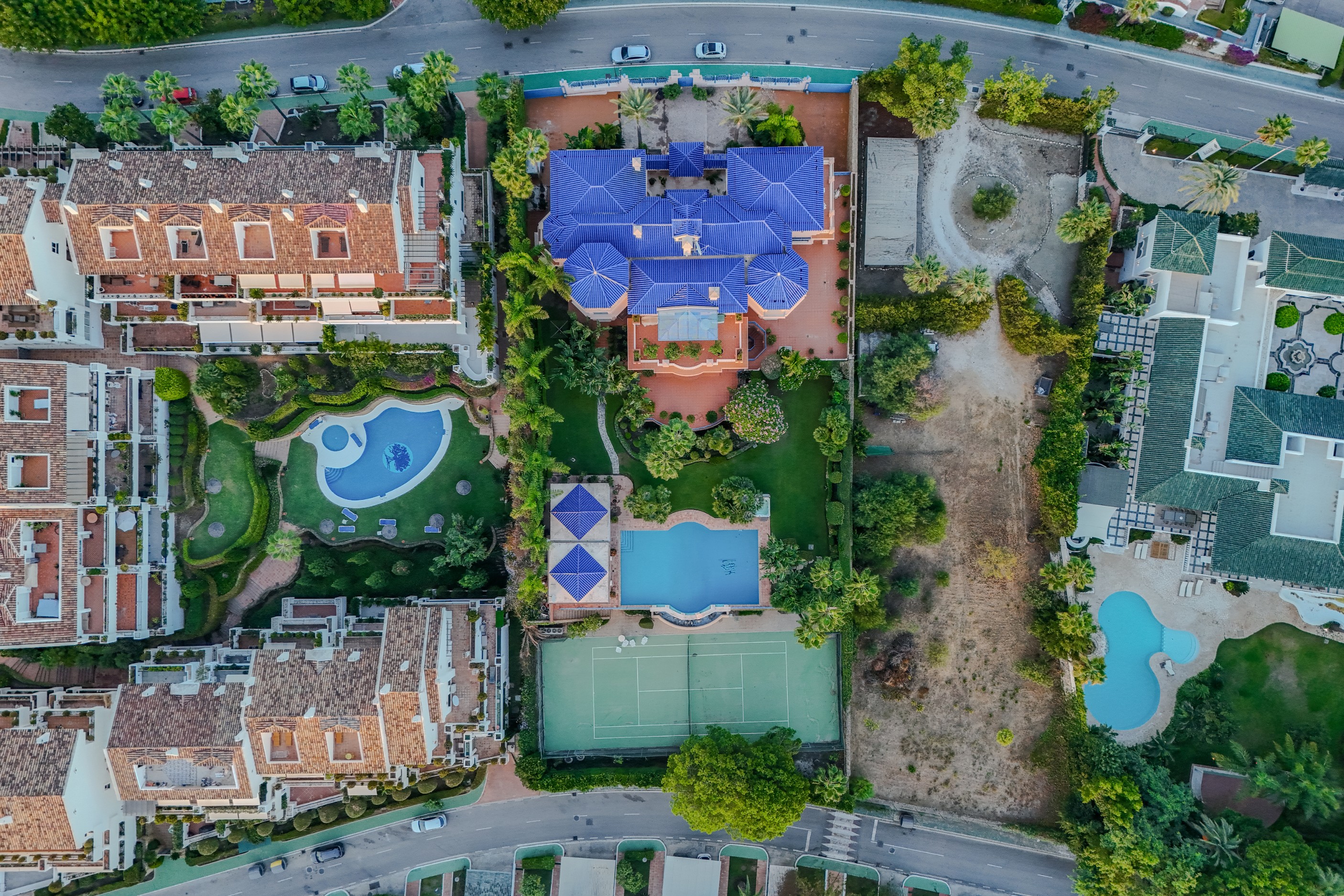 6 спални, 7 бани - Вила за продажба в Nueva Andalucia, Marbella