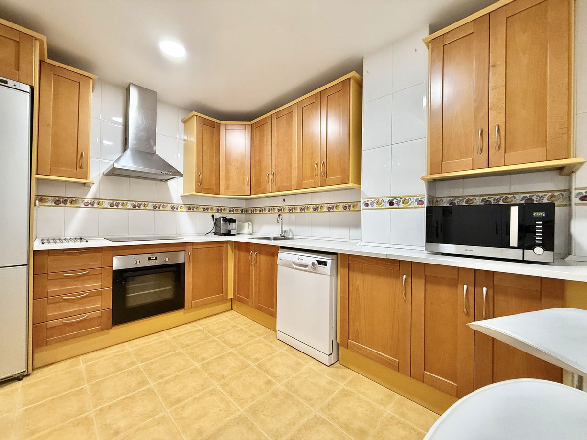 Piso de 2 Dormitorios y 2 Baños en venta en Nueva Andalucía, Marbella