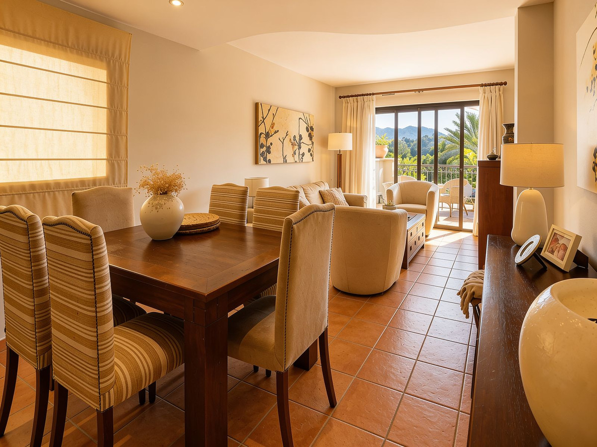 Piso de 2 Dormitorios y 2 Baños en venta en Río Real, Marbella