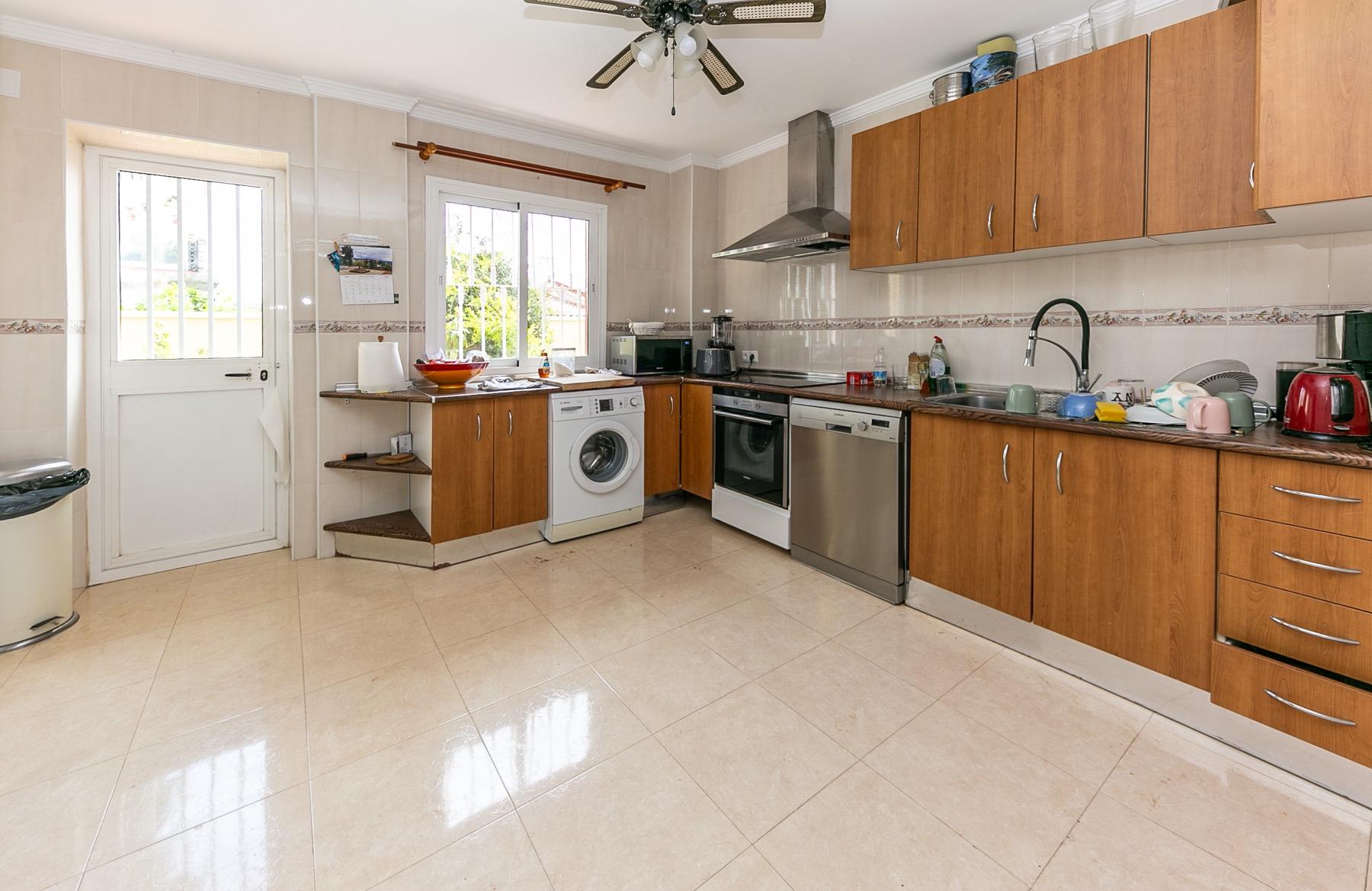 Casa de 5 Dormitorios y 4 Baños en venta en El Faro, Mijas
