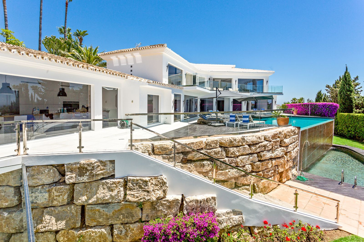 Casa de 7 Dormitorios y 7 Baños en venta en Las Chapas, Marbella