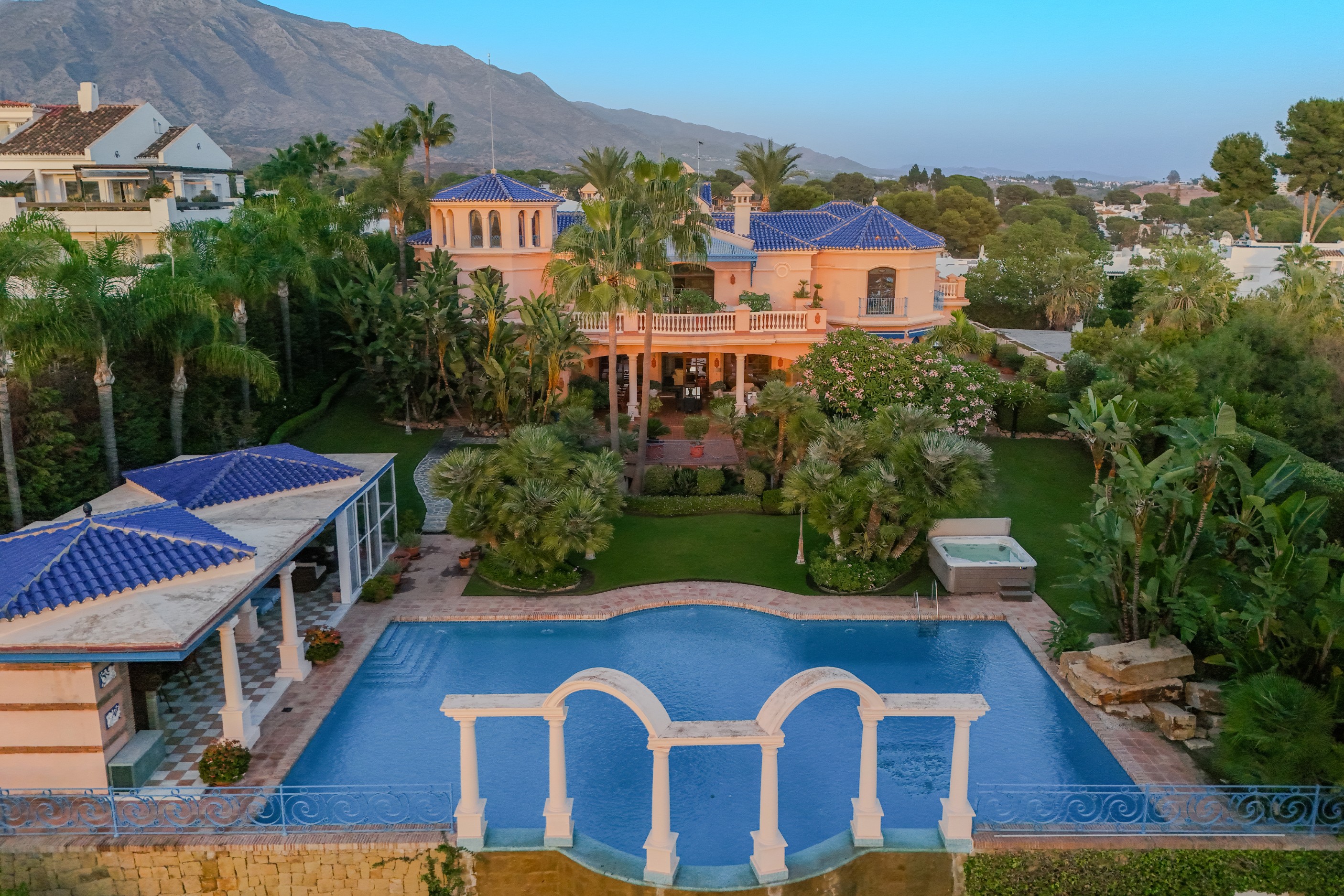 6 спални, 7 бани - Вила за продажба в Nueva Andalucia, Marbella