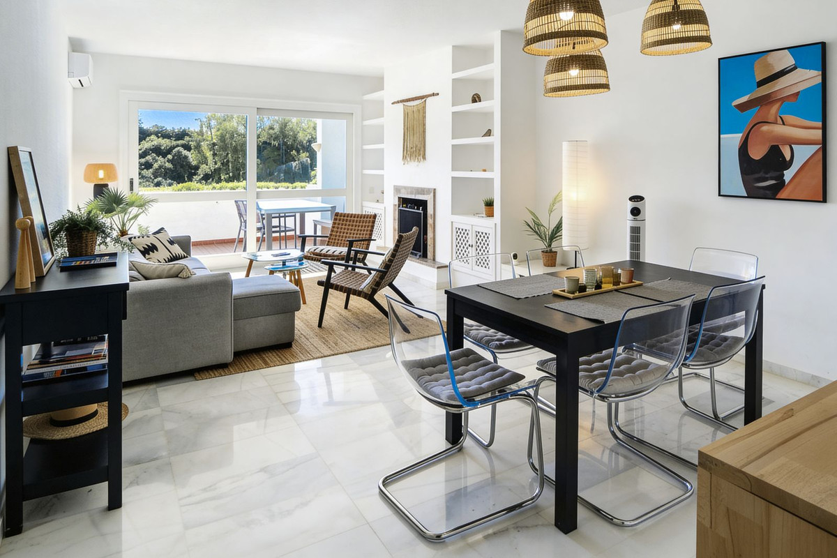 2 спални - Апартамент за продажба в Los Arqueros, Benahavis