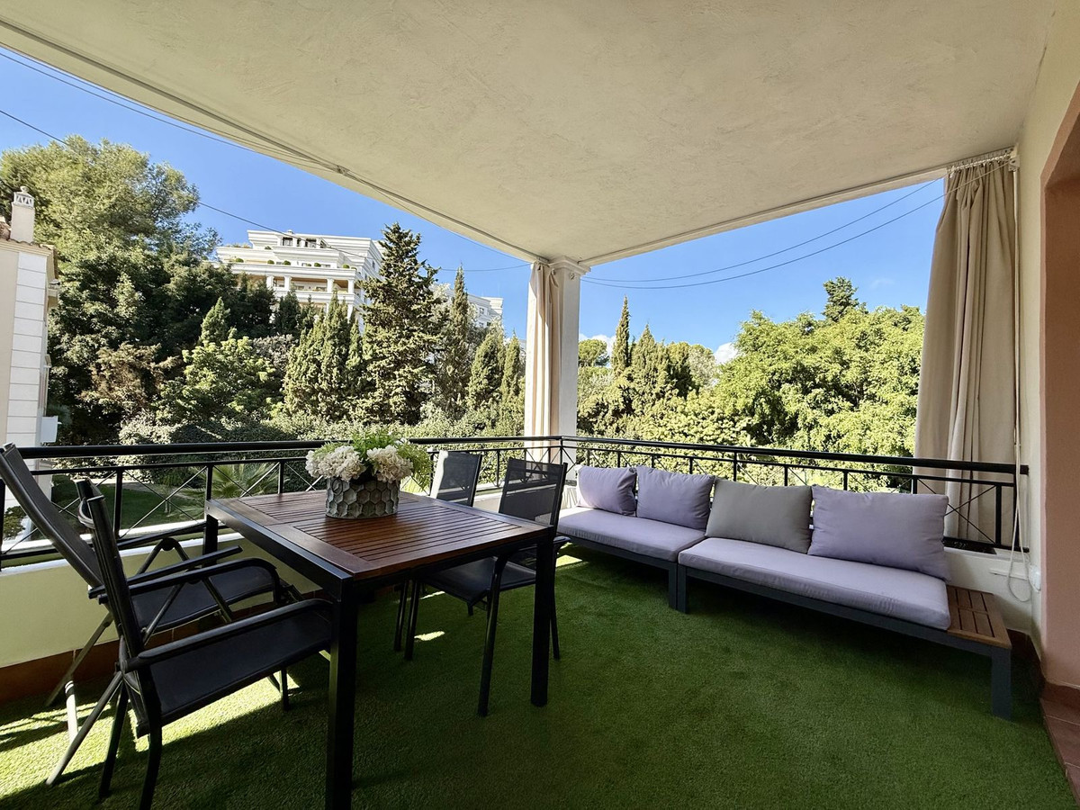 Piso de 2 Dormitorios y 2 Baños en venta en Nueva Andalucía, Marbella