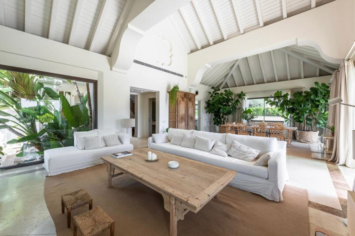 Casa de 5 Dormitorios en alquiler vacacional en Milla de Oro, Marbella
