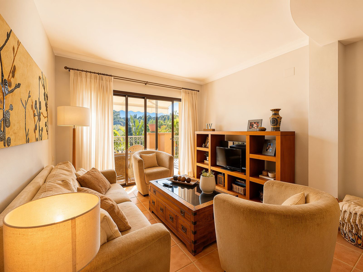 Piso de 2 Dormitorios y 2 Baños en venta en Río Real, Marbella