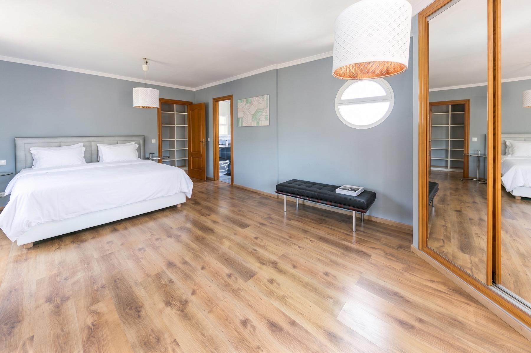 Casa de 5 Dormitorios y 4 Baños en venta en El Faro, Mijas
