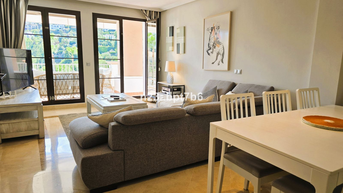 3 Bed, 2 Bath - Apartment for Sale in Los Arqueros, Benahavis