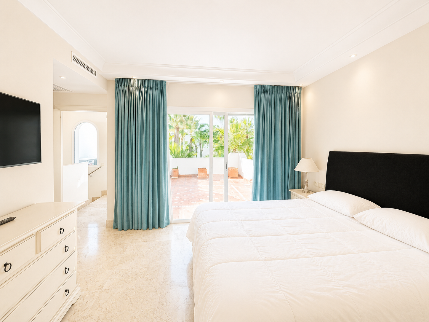 Ático de 3 Dormitorios y 3 Baños en venta en Puerto Banús, Marbella