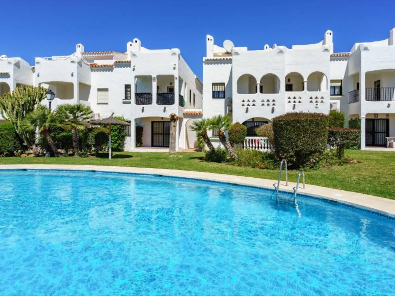 Casa Adosada de 4 Dormitorios en alquiler vacacional en La Alqueria, Estepona