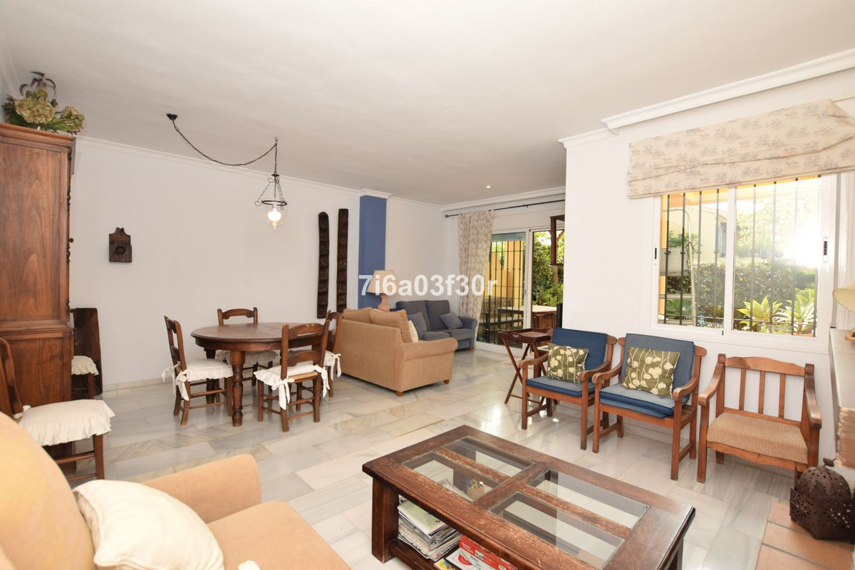Casa Adosada de 3 Dormitorios y 2 Baños en venta en Puerto Banús, Marbella