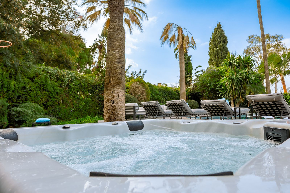 Casa de 5 Dormitorios en alquiler vacacional en El Paraíso, Estepona