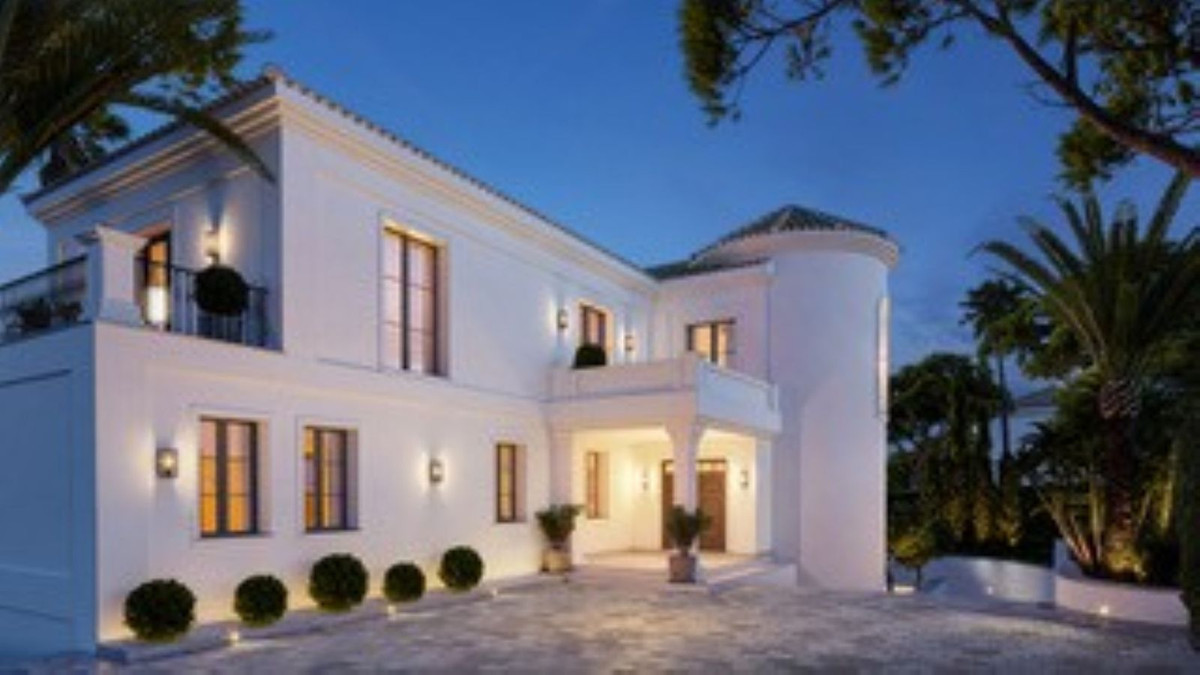 Casa de 6 Dormitorios en venta en Milla de Oro, Marbella