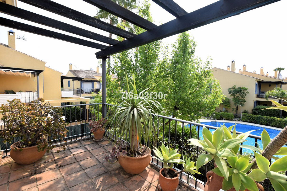Casa Adosada de 3 Dormitorios y 2 Baños en venta en Puerto Banús, Marbella