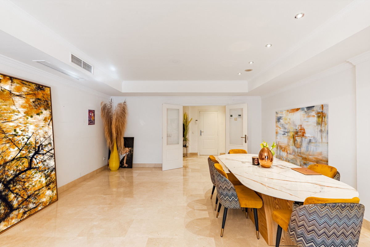 Piso de 2 Dormitorios en venta en Milla de Oro, Marbella