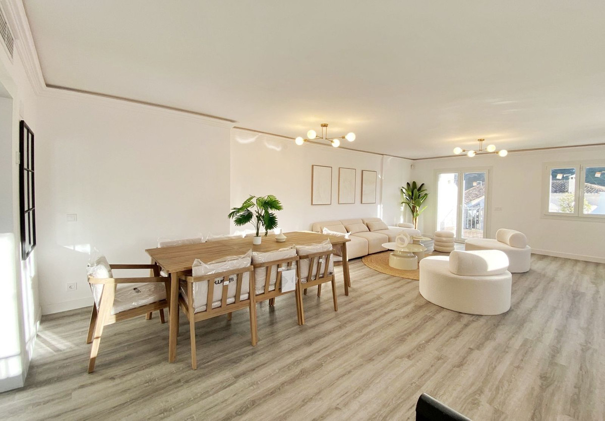 Piso de 5 Dormitorios y 3 Baños en venta en Benahavís