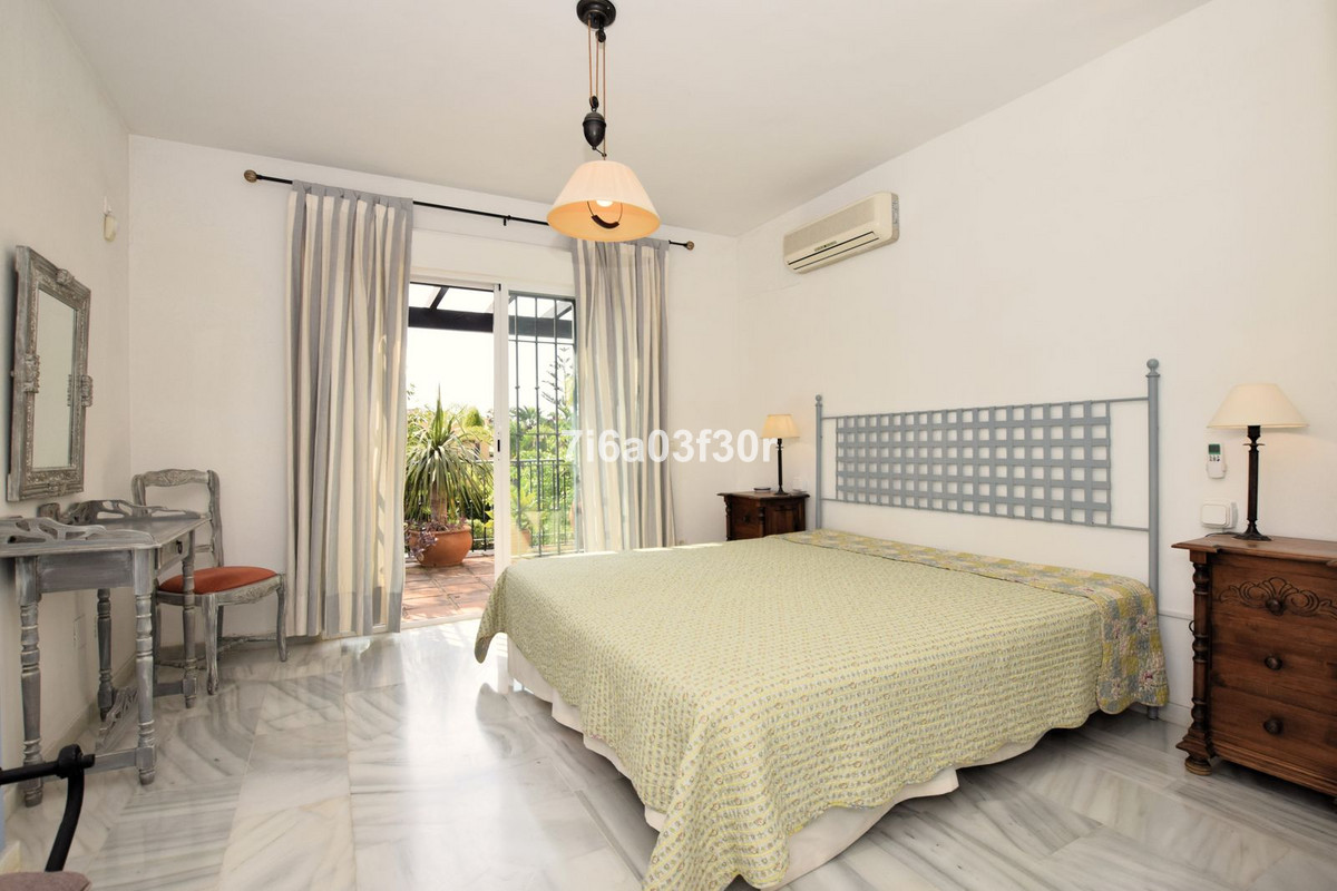 Casa Adosada de 3 Dormitorios y 2 Baños en venta en Puerto Banús, Marbella