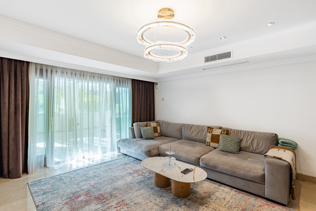 Piso de 2 Dormitorios en venta en Milla de Oro, Marbella