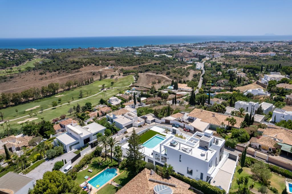 6 Bed - Villa for Sale in El Paraiso, Estepona