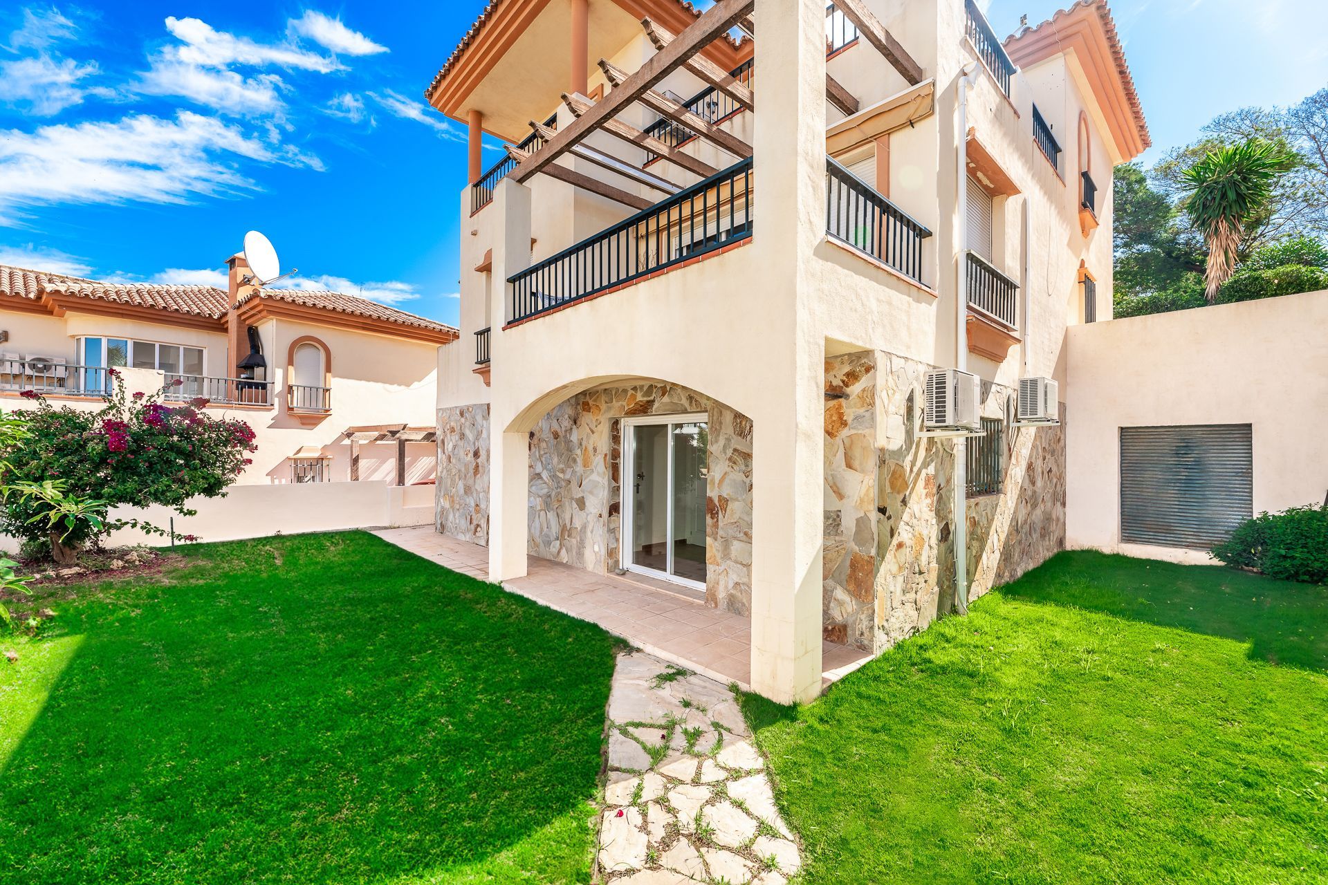 5 спални, 4 бани - Вила за продажба в Riviera del Sol, Mijas