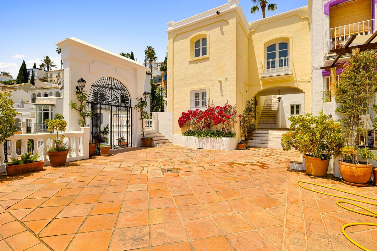 Casa Adosada de 3 Dormitorios y 2 Baños en venta en Benahavís