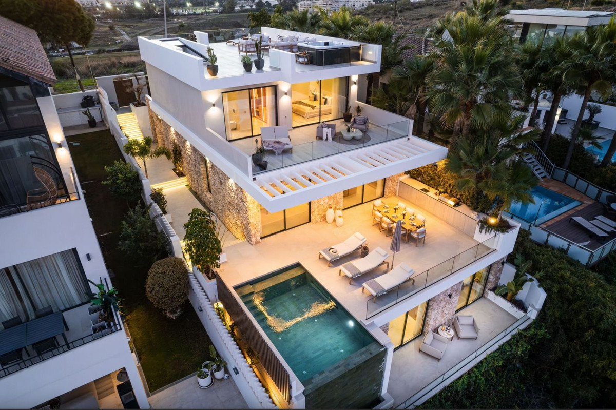 Casa de 5 Dormitorios en venta en Nueva Andalucía, Marbella