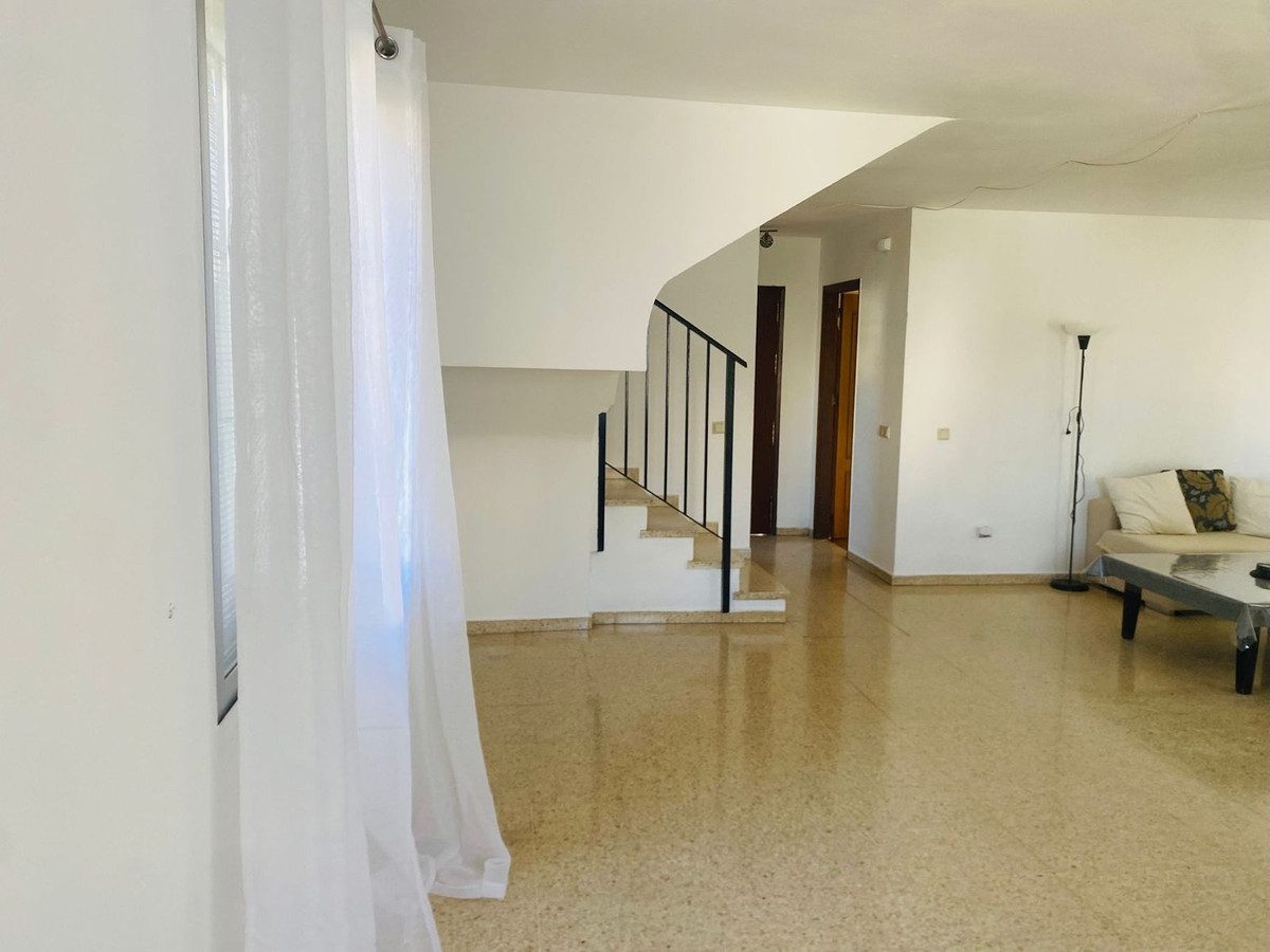 Casa Adosada de 3 Dormitorios en venta en Atalaya, Estepona
