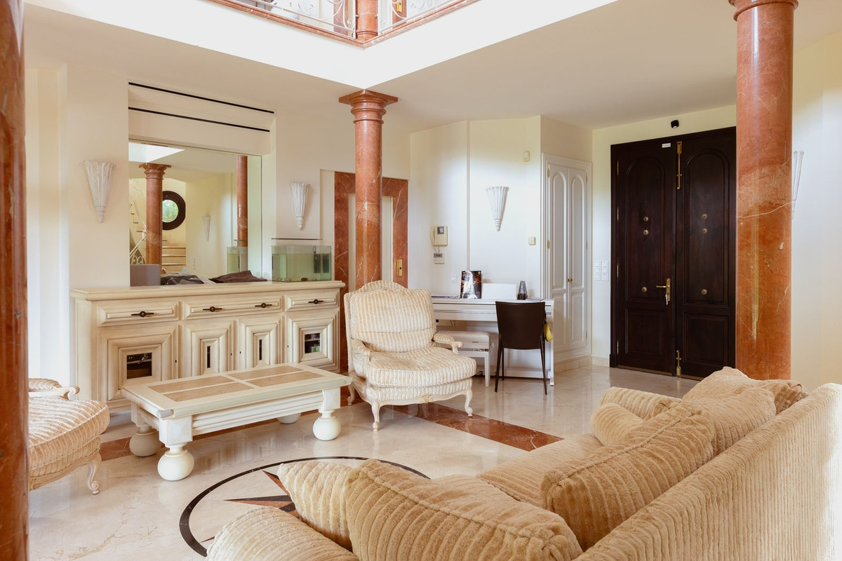 4 Bed - Villa for Sale in Sierra Blanca, Marbella