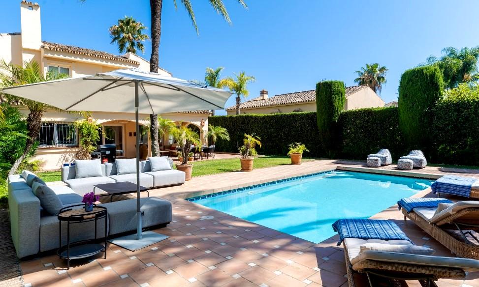 Casa de 5 Dormitorios y 5 Baños en alquiler vacacional en Los Monteros, Marbella