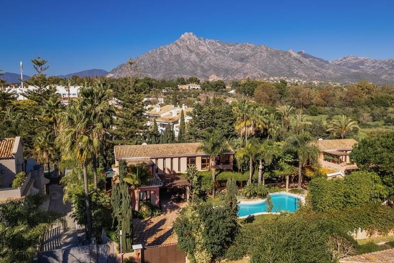 Casa de 8 Dormitorios en alquiler vacacional en Milla de Oro, Marbella