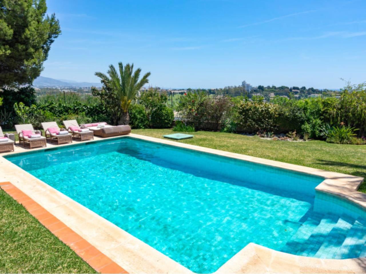4 Bed - Townhouse Holiday Rental in Benahavis Pueblo