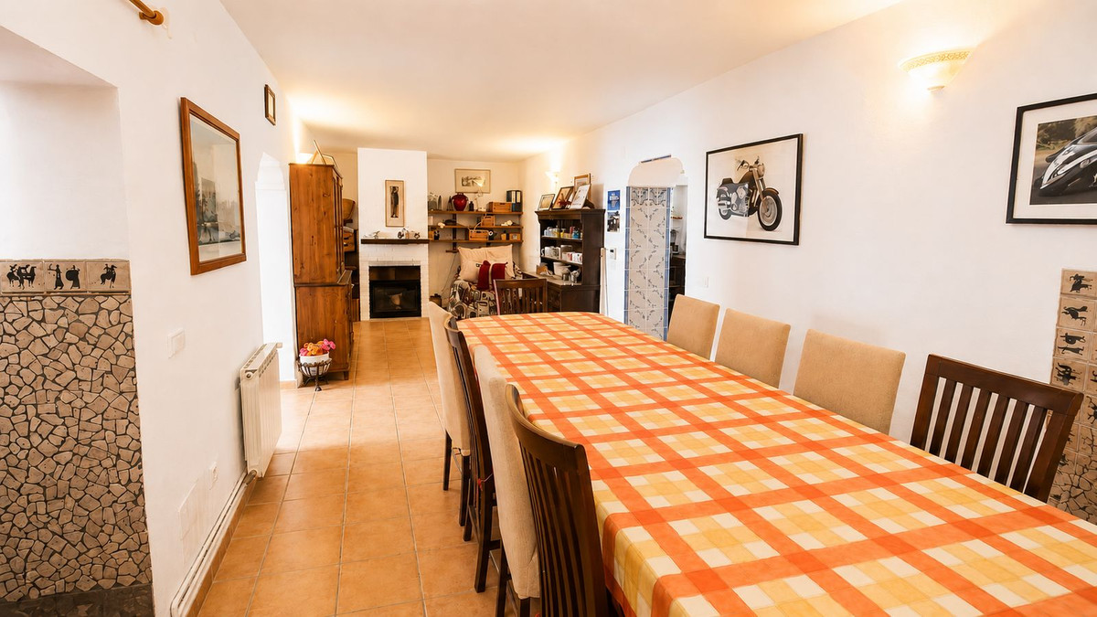 Casa Adosada de 6 Dormitorios en venta en Tolox